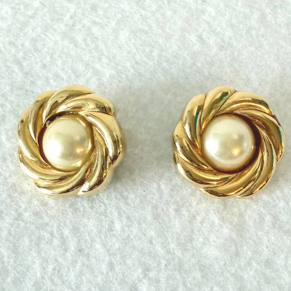 Kenneth Jay Lane KJL Clip Earrings Gold Tone Pearl Swirl Vintage‎ Chic